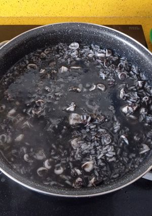 Una foto de Arroz negro caldoso con calamares