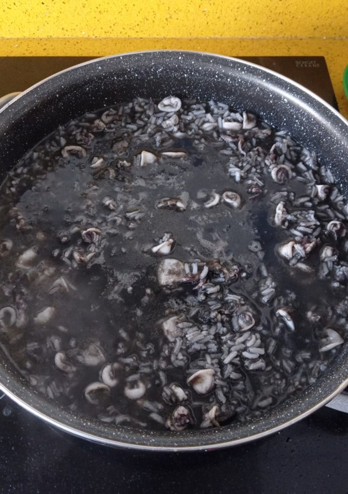Una foto de Arroz negro caldoso con calamares