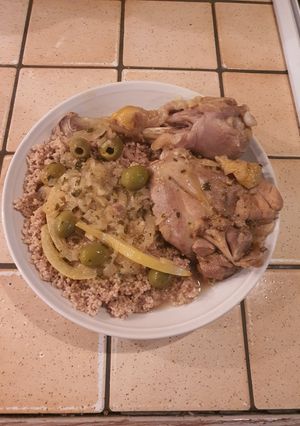 Une photo de Tajine de poulet au citron confit et olives