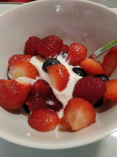 Una foto de Frutos rojos con queso fresco batido y yogur