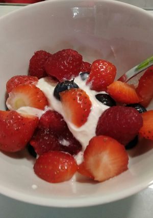 Una foto de Frutos rojos con queso fresco batido y yogur