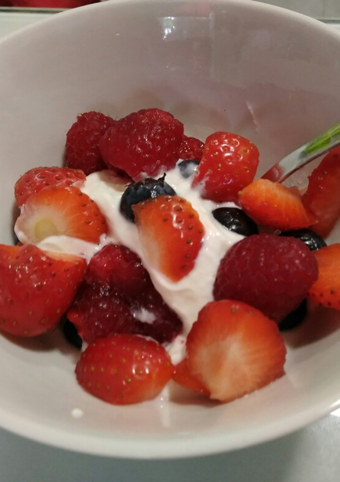Una foto de Frutos rojos con queso fresco batido y yogur