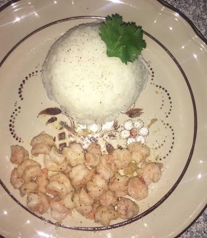Una foto de Camarones al mojo de ajo