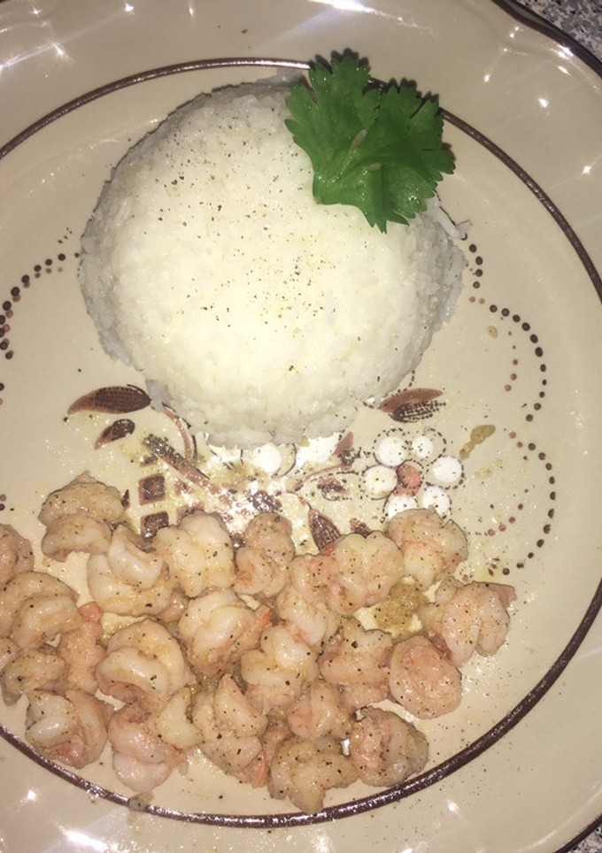 Una foto de Camarones al mojo de ajo
