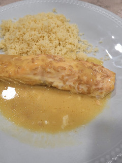 Una foto de Salmón a la naranja con mostaza miel facilísimo y ligero