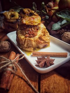 Фото Запечённые яблоки с изюмом, орехами и мёдом!.
