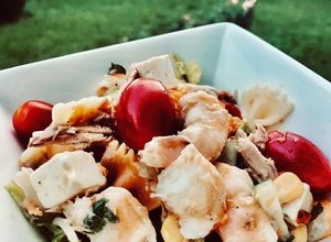 Une photo de Salade de pâtes au thon, crevettes et feta