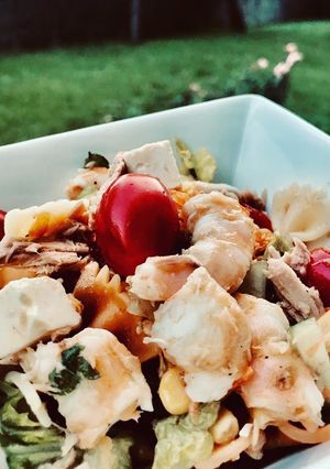 Une photo de Salade de pâtes au thon, crevettes et feta