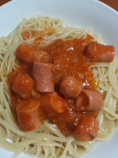 Una foto de Tallarines con salsa fileto y salchichas -3 ingredientes