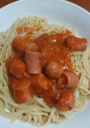 Una foto de Tallarines con salsa fileto y salchichas -3 ingredientes