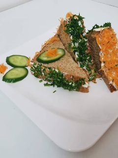 صورة لوصفة سندوتشات لذيذه بالتونه والخضار 🥪