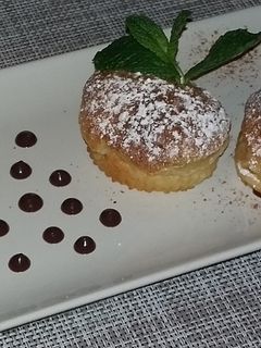 Una foto de Bocaditos de pasta choux con crema de chocolate