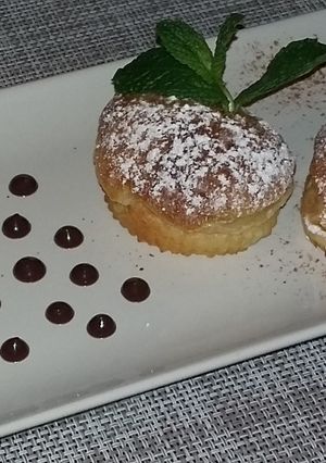 Una foto de Bocaditos de pasta choux con crema de chocolate