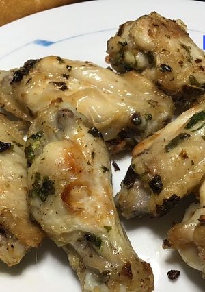 Una foto de Altas de pollo con ajo y perejil en freidora de aire