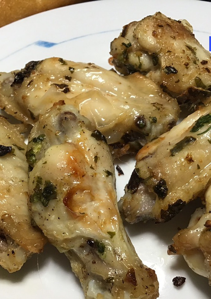 Una foto de Altas de pollo con ajo y perejil en freidora de aire