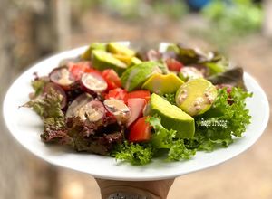 Hình của món Salad Bơ Nho Sốt Mè Rang.