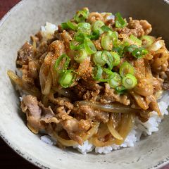 A picture of Curry Flavoured Beef Rice Bowl.