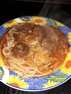 Una foto de Fideos con salsa y albóndigas de lenteja