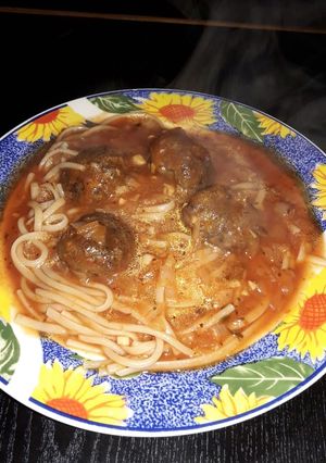 Una foto de Fideos con salsa y albóndigas de lenteja