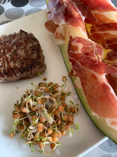 Una foto de Melón con jamón y hamburguesa con brotes de lenteja