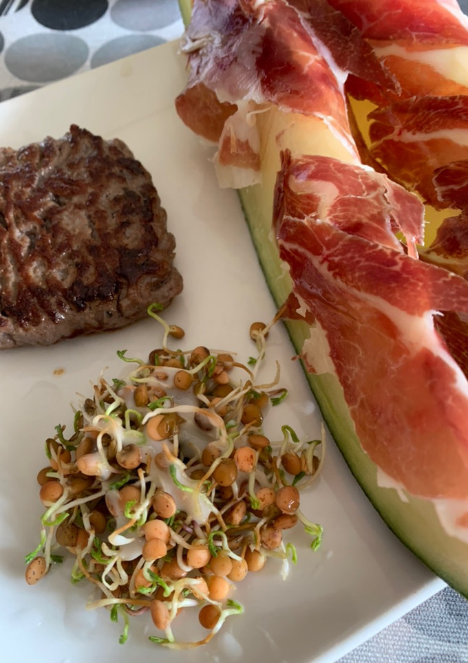 Una foto de Melón con jamón y hamburguesa con brotes de lenteja