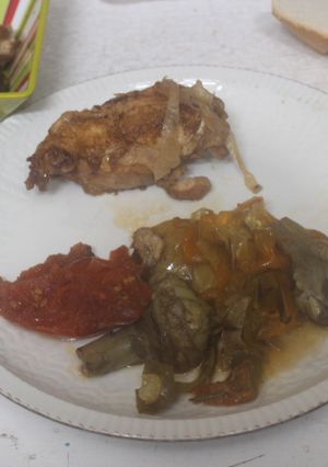 Una foto de Pollo asado con manzanas, tomates y pimientos