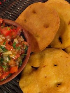 Una foto de Pebre y tortitas