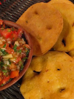 Una foto de Pebre y tortitas