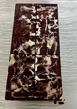 Une photo de Une tablette chocolat blanc et noirs et fruits rouges 🍫