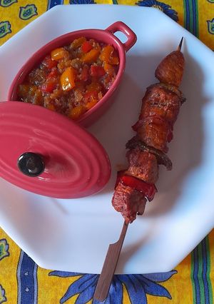 Une photo de Riz, poivrons caramélisés et brochette