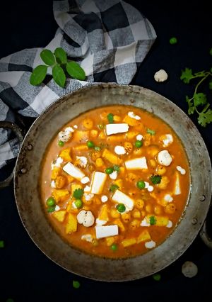 मखाना मटर पनीर (makhana matar paneer recipe in Hindi) रेसिपी मुख्य फोटो