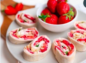 Zdjęcie przepisu Truskawkowe wrapy śniadaniowe 297 kcal.