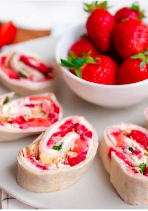 Zdjęcie przepisu Truskawkowe wrapy śniadaniowe 297 kcal.