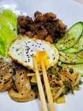 Bibimbap Criativo com Barriga de Porco, bucha vegetal e Casca de Banana