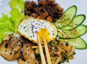 Foto de Bibimbap Criativo com Barriga de Porco, bucha vegetal e Casca de Banana