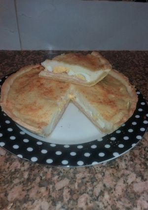 Una foto de Pastel de fiambre con salsa blanca 🤗