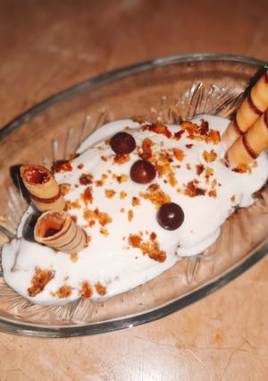 A picture of Chocolate and vanilla Cake and ice cream sandae.