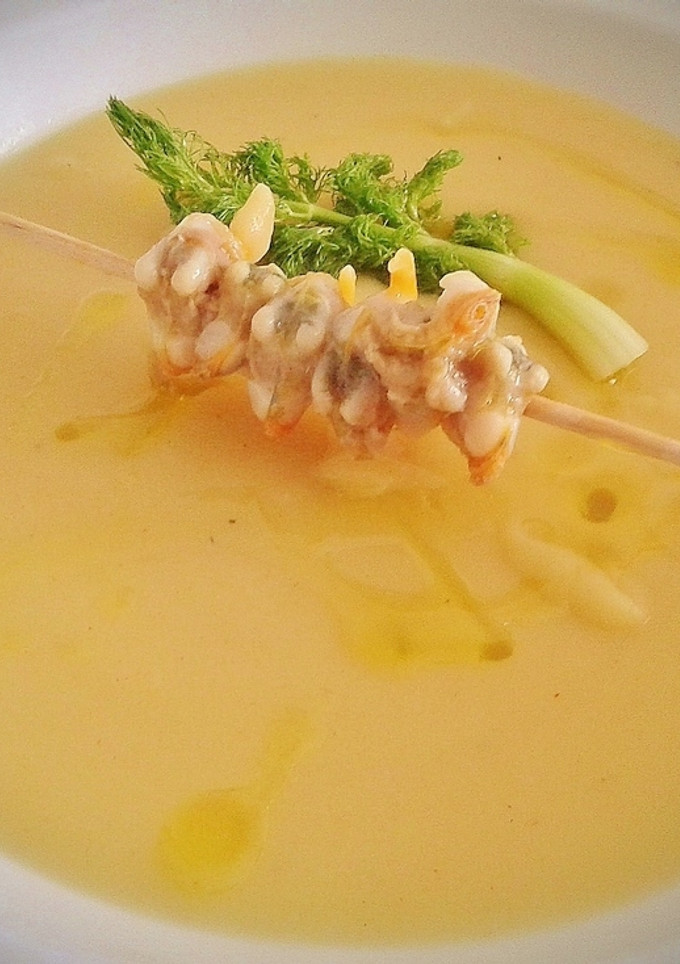 Una foto de Crema de hinojo y patata con berberechos