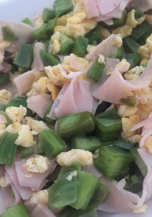 Una foto de Huevo con nopalitos y jamón ó pechuga de pavo