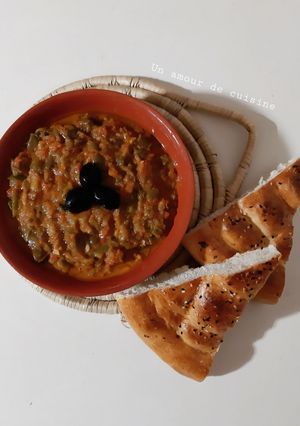 Une photo de Hmiss accompagné de pain pide 🌶 🫓