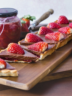Una foto de Pie de chocolate y mermelada de fresas. Vegana