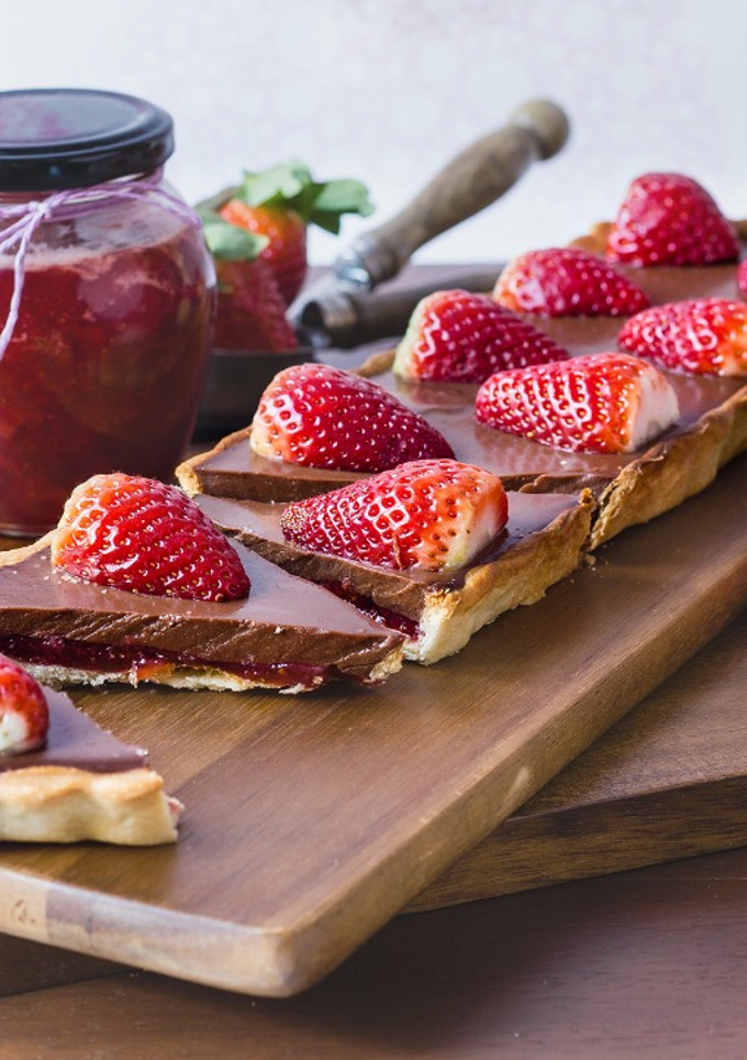 Una foto de Pie de chocolate y mermelada de fresas. Vegana