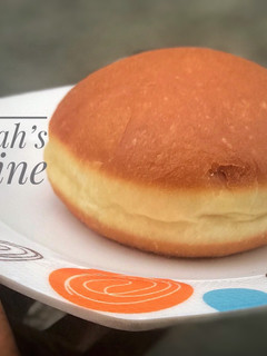 A picture of Round doughnuts (Bombolonis).