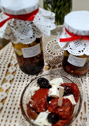 O poză a rețetei Aperitiv cu roșii uscate, măsline și brânză de oi.
