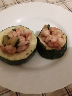 Una foto de Timbal de calabacín y colas de langostinos
