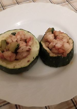 Una foto de Timbal de calabacín y colas de langostinos