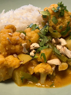 Una foto de Curry vegano de patatas, coliflor y judías verdes