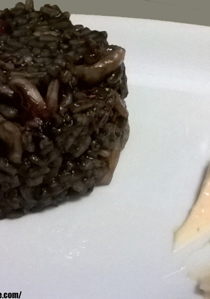 Una foto de Arroz negro con calamares