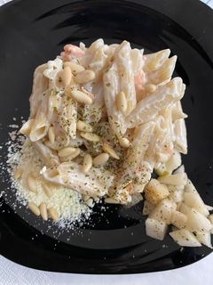 Una foto de Macarrones con salsa de pera y salmón