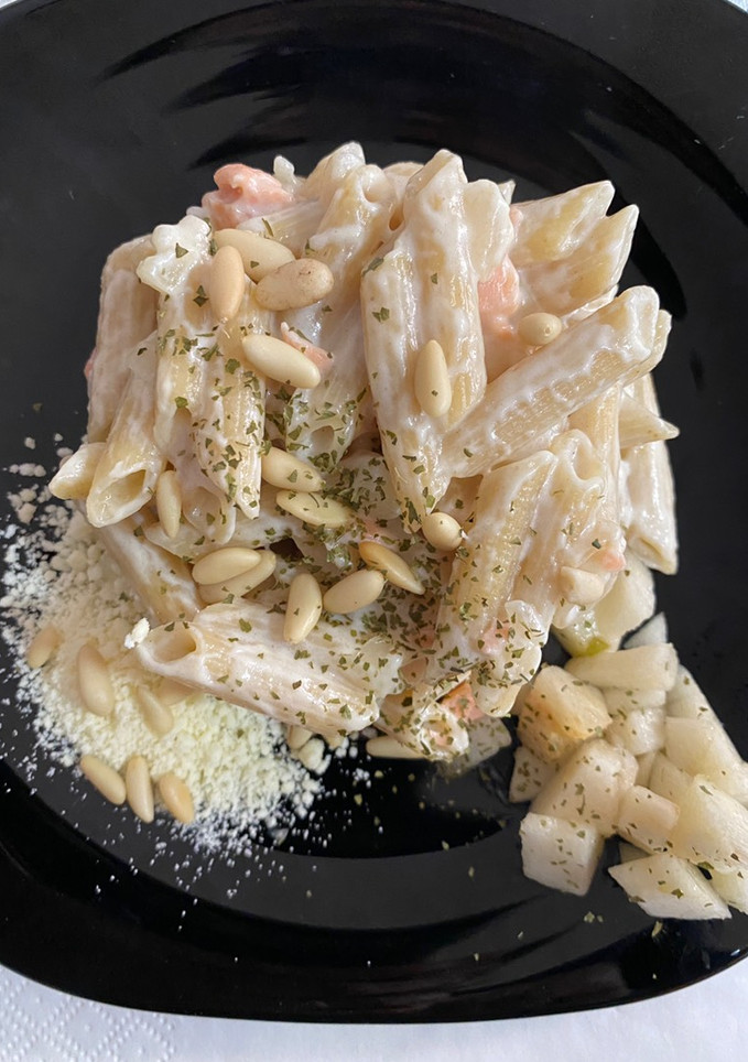 Una foto de Macarrones con salsa de pera y salmón